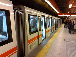 Ein Zug der Metro Roms
